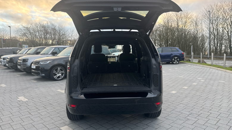 Land Rover Discovery 3.0 D300 R-Dynamic HSE 5dr Auto Diesel Station Wagon